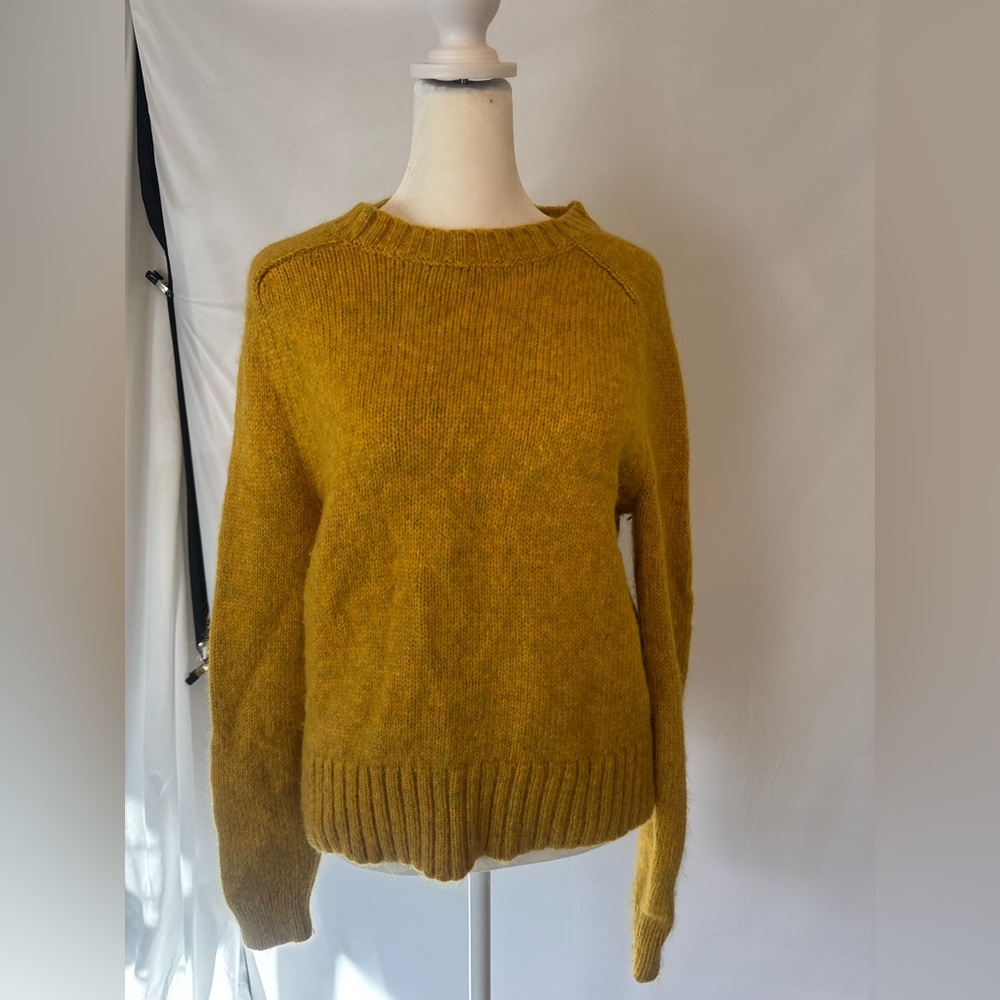 J Crew MEDIUM gold crew neck long sleeve sweater, wool blend